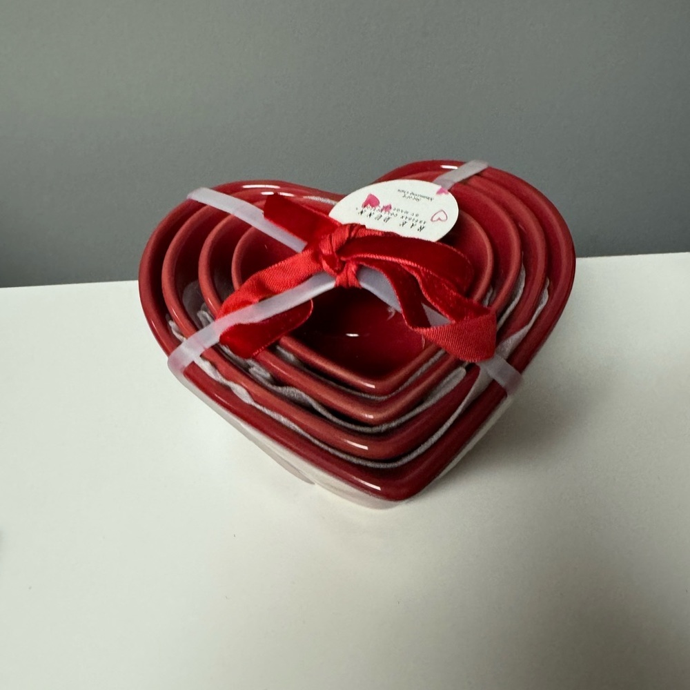 Ray Dunn Heart  measuring cups new